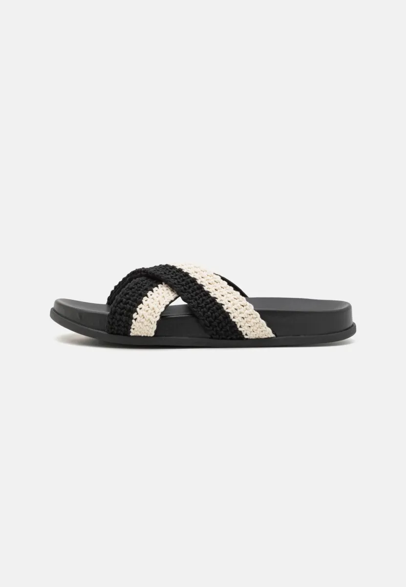 SYENNA - Pantolette flach - black