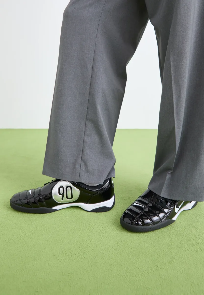 T90 SP UNISEX - Sneaker low - black/white/metallic silver-coloured