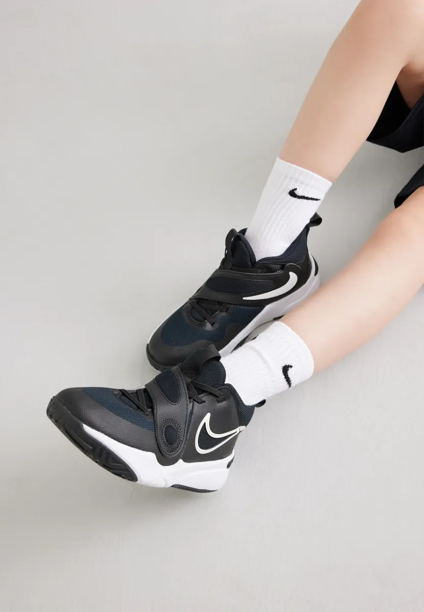 TEAM HUSTLE D 11 - Basketballschuh - black/white