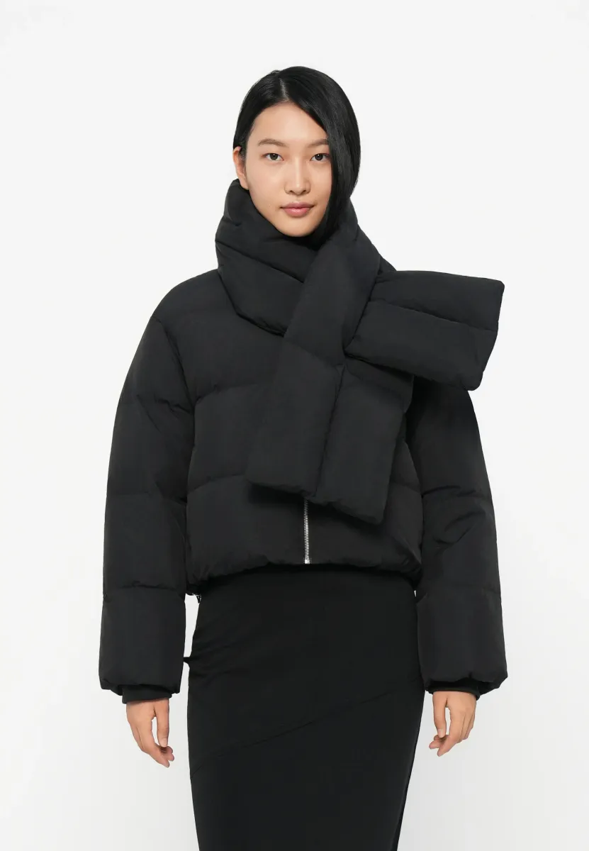TECH CAPSULE SHORT PUFFER - Daunenjacke - black