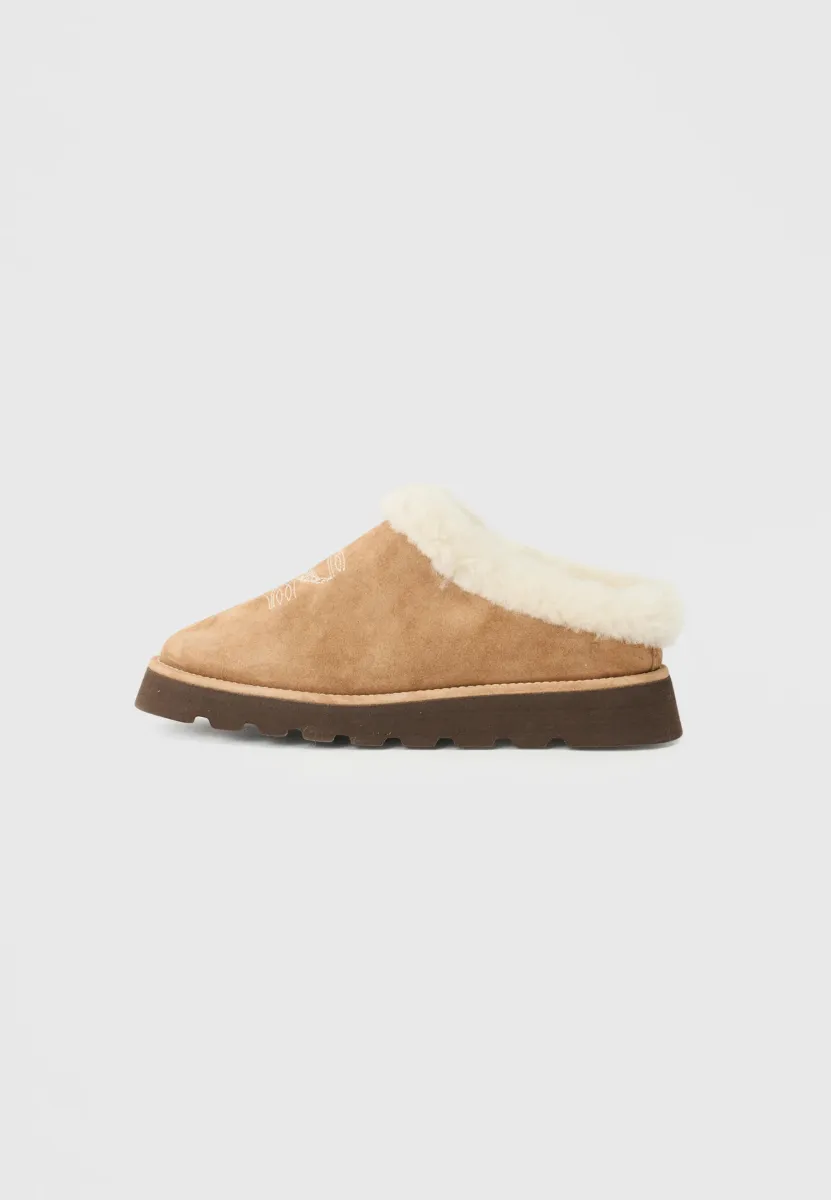 TEDDY - Pantolette flach - cognac