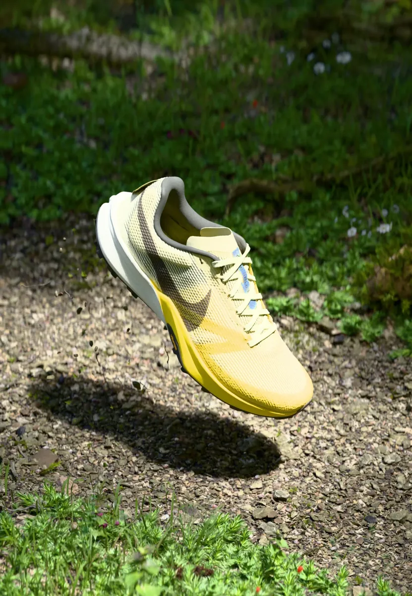 TERRA KIGER 10 - Laufschuh Trail - alabaster/lightning saturn gold/medium ash