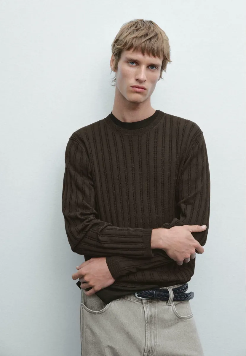 TEXTURED ROUND NECK - Strickpullover - dark brown