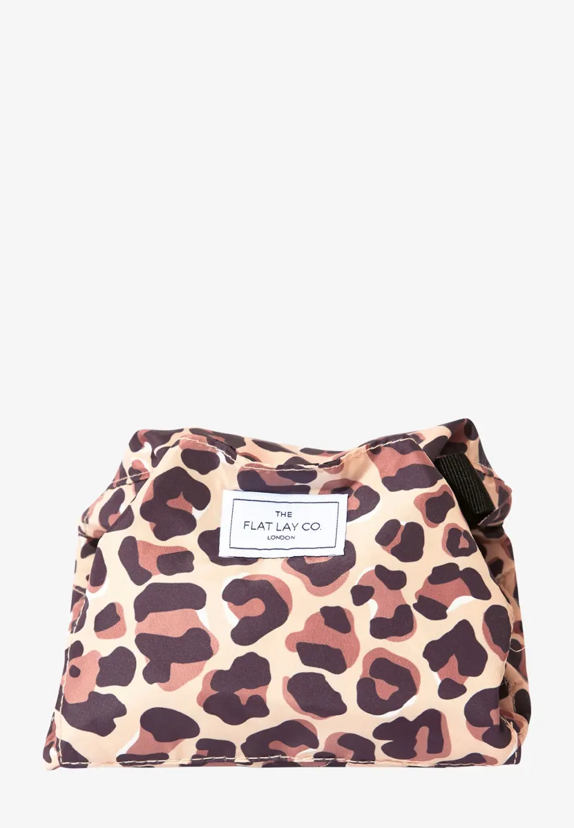 THE FLAT LAY CO. OPEN FLAT MAKEUP BAG - Kosmetiktasche - leopard print