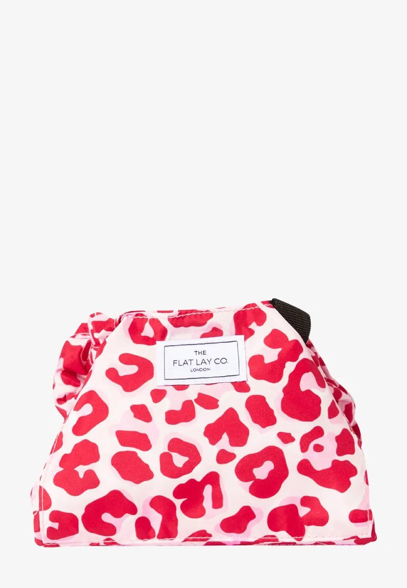 THE FLAT LAY CO. OPEN FLAT MAKEUP BAG - Kosmetiktasche - pink leopard