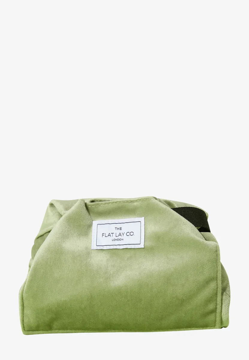 THE FLAT LAY CO. OPEN FLAT MAKEUP BAG - Kosmetiktasche - sage green velvet