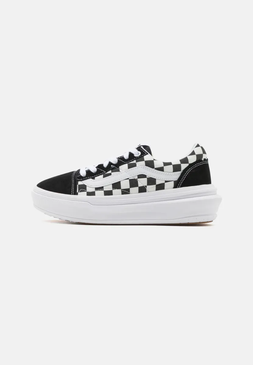 UA OLD SKOOL OVERT CC - Sneaker low - black/white