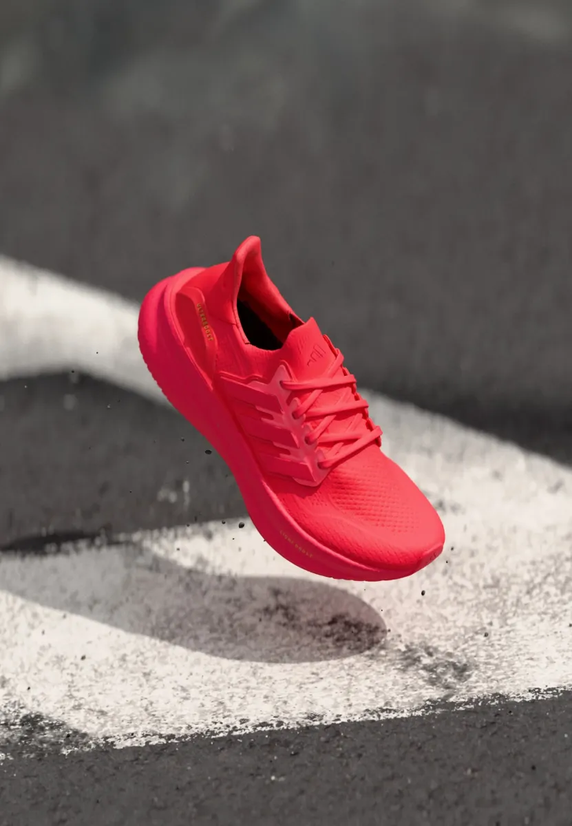 ULTRABOOST 5 - Laufschuh Straße - lucid red/matte gold-coloured