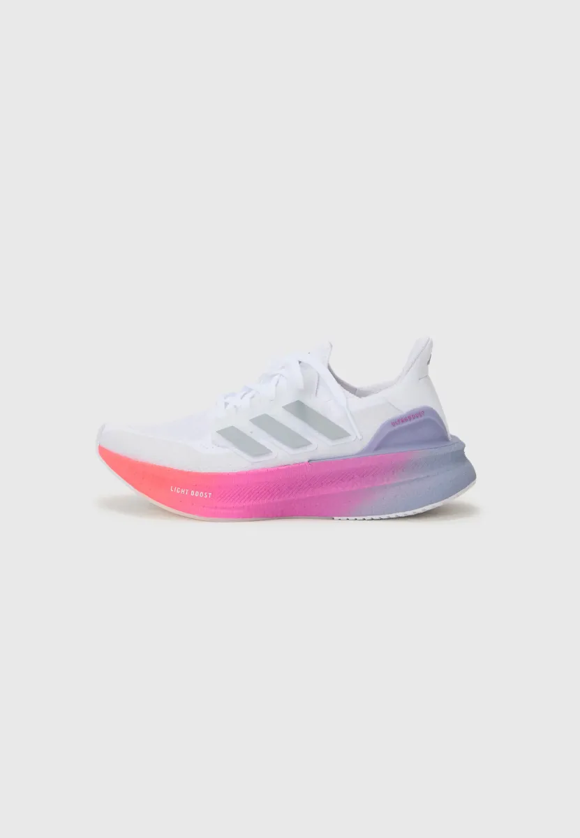 ULTRABOOST 5 - Laufschuh Straße - white/halo silver-coloured/lucid red