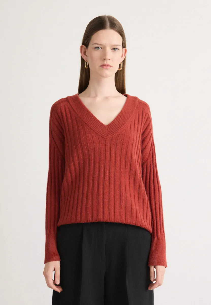 V NECK - Strickpullover - modern rust