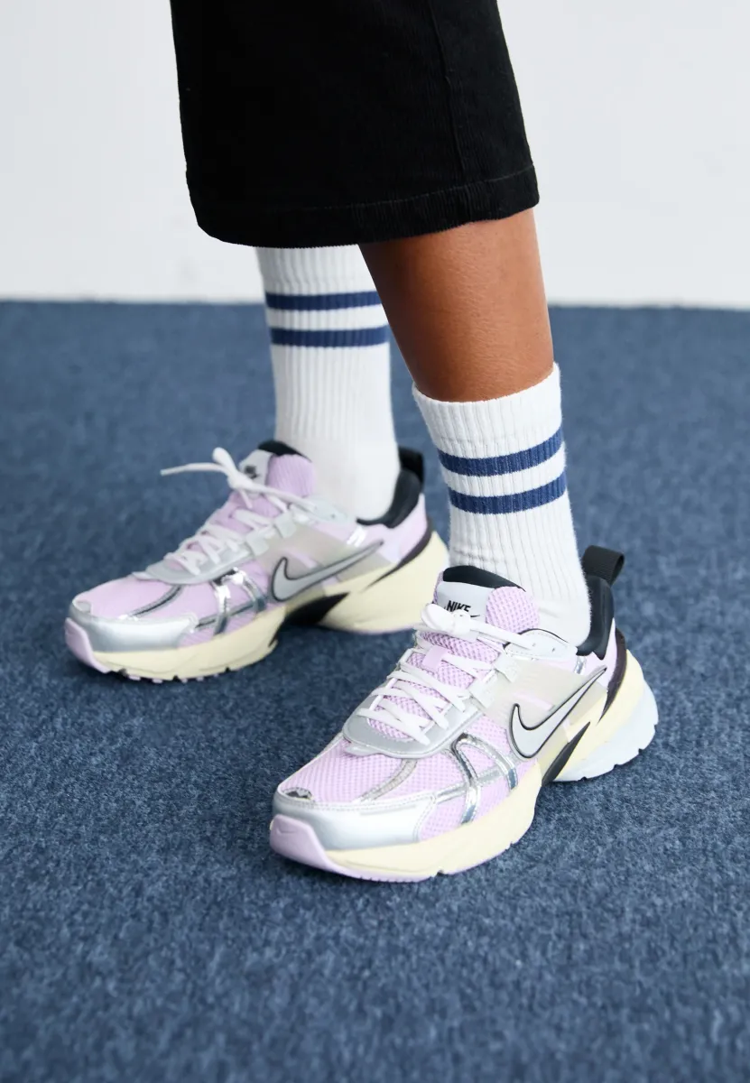 V2K RUN NEWS - Sneaker low - doll/metalilc silver/black/barely grape/coconut milk/photon dust