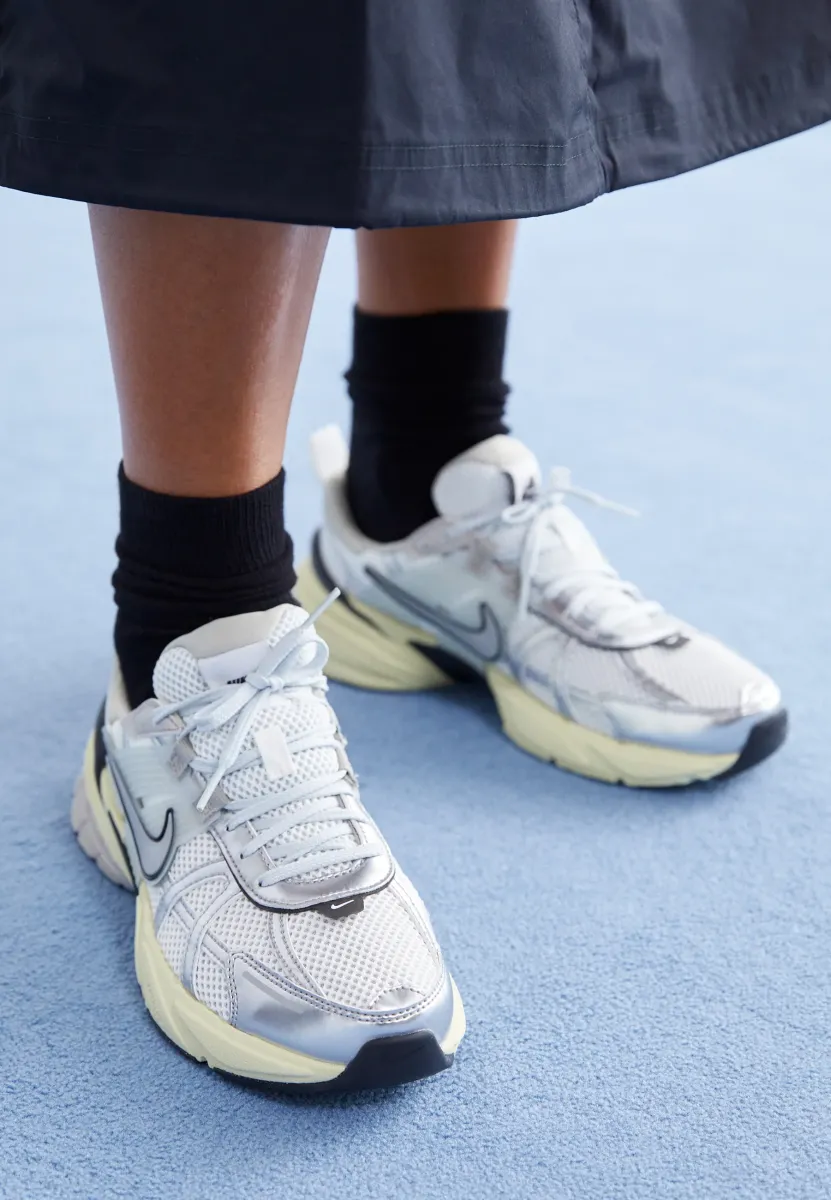 V2K RUN - Sneaker low - summit white/metallic silver/pure platinum/light iron ore/black/alabaster