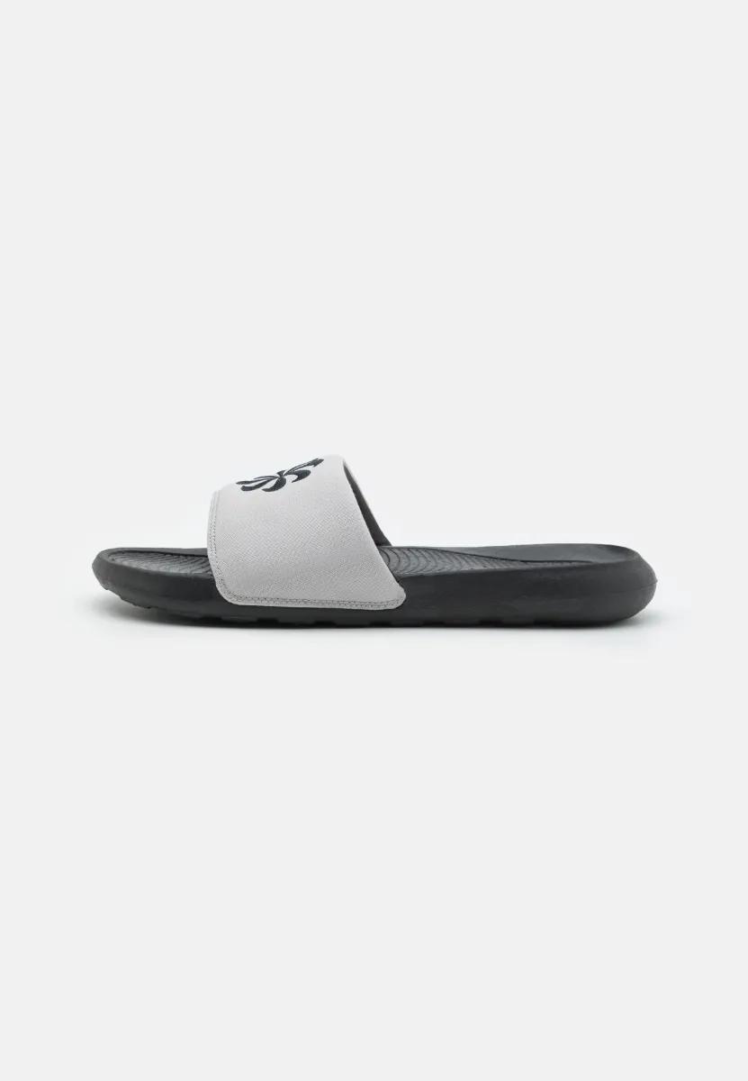 VICTORI ONE SLIDE - Pantolette flach - light iron ore/black