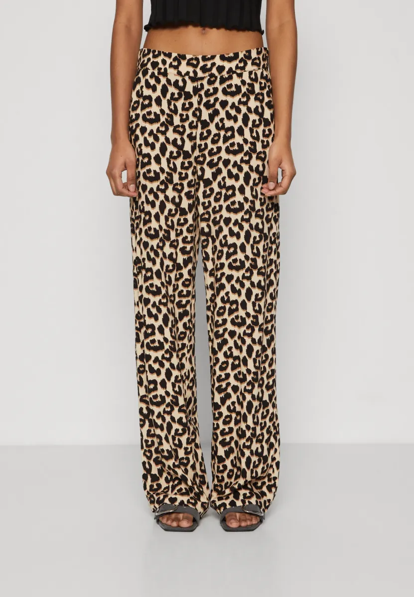 VMEASY WIDE PANTS LEO PRINT - Stoffhose - irish cream/dina