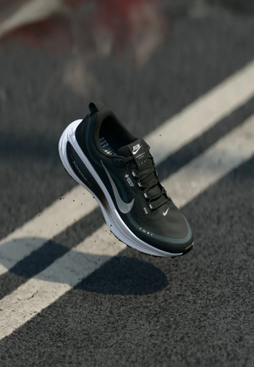 VOMERO 18 GTX - Laufschuh Straße - black/metallic silver-coloured/anthracite/white