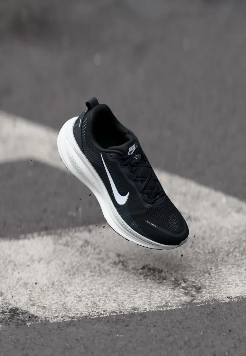VOMERO 18 - Laufschuh Straße - black/summit white/coconut milk