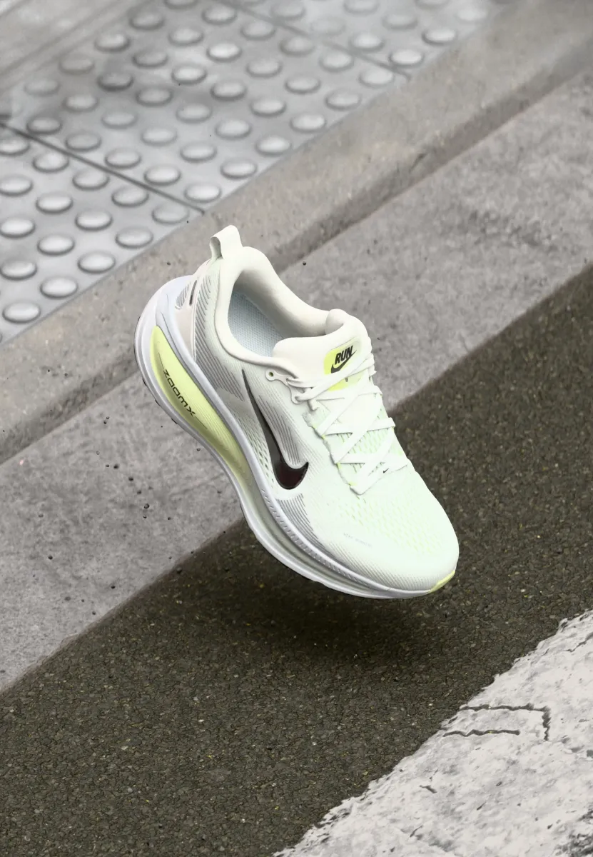 VOMERO 18 - Laufschuh Straße - summit white/black/barely volt/light silver/metallic silver