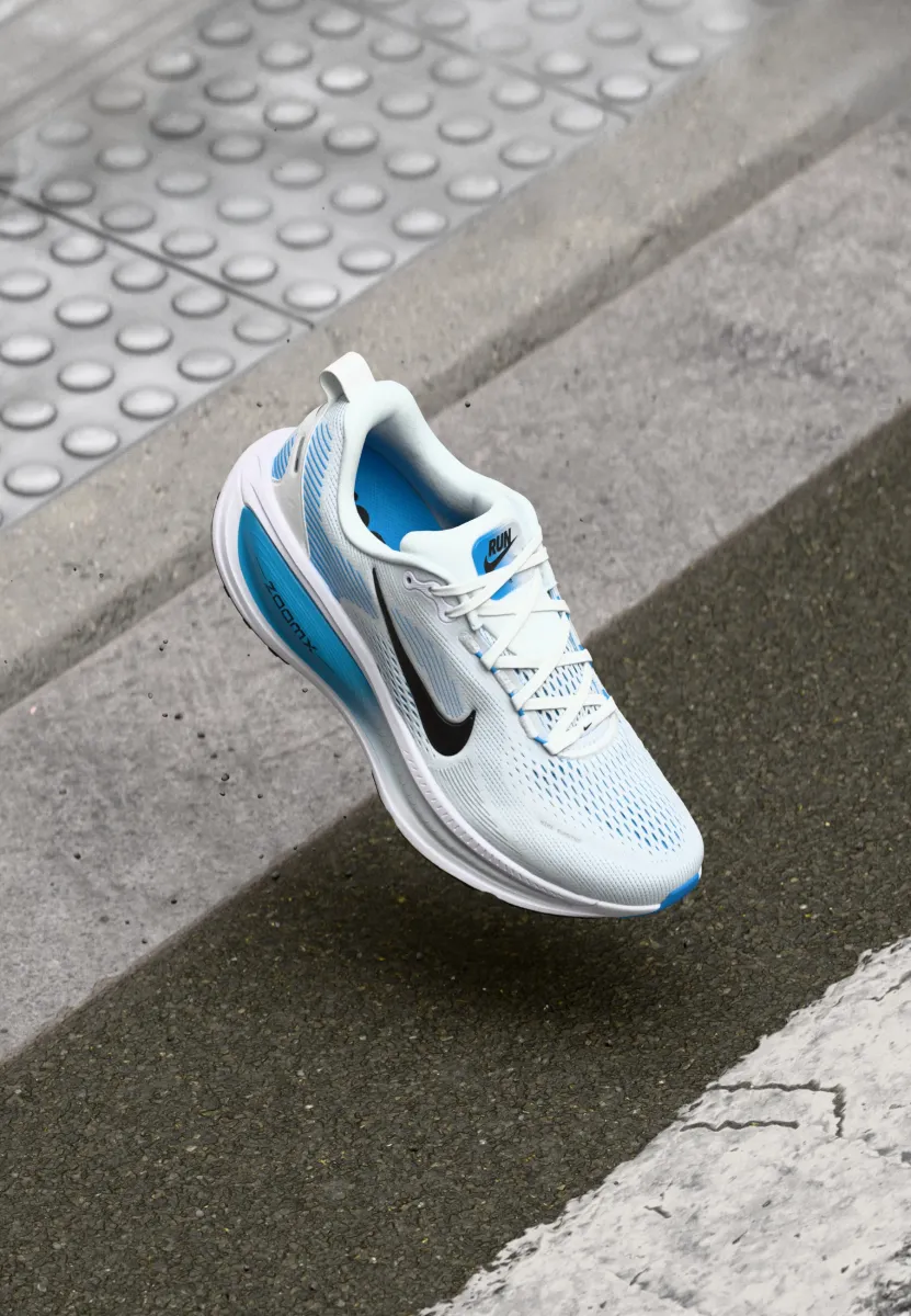 VOMERO 18 - Laufschuh Straße - white/black/blue hero