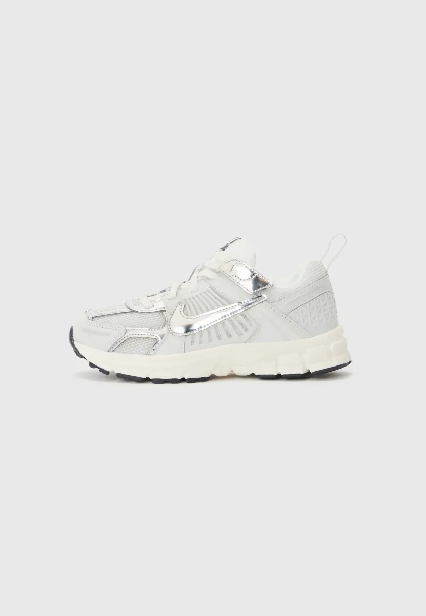 VOMERO 5 BP UNISEX - Sneaker low - photon dust/chrome/gridiron