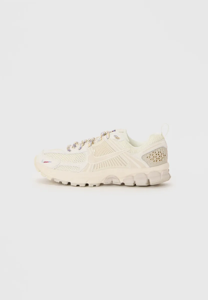 VOMERO 5 UNISEX - Sneaker low - white/back