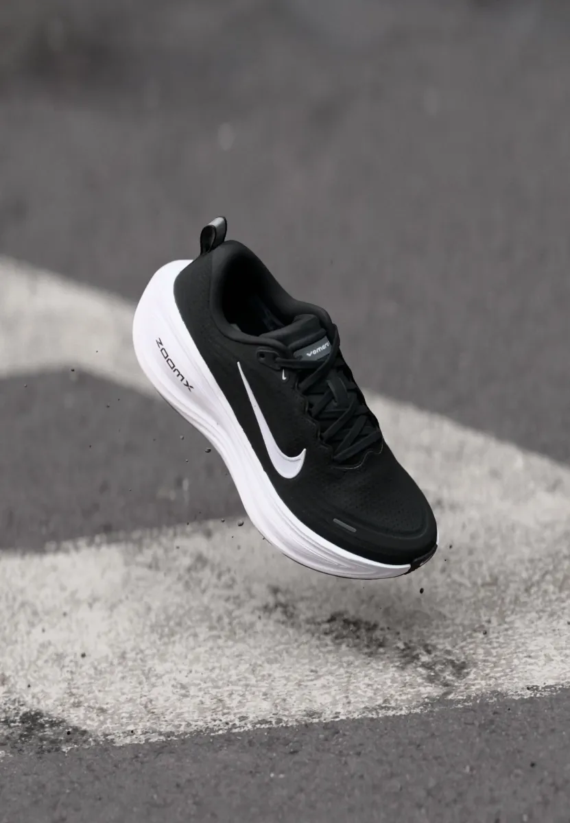 VOMERO PLUS - Laufschuh Straße - black/white/cool grey/metallic dark grey/summit white