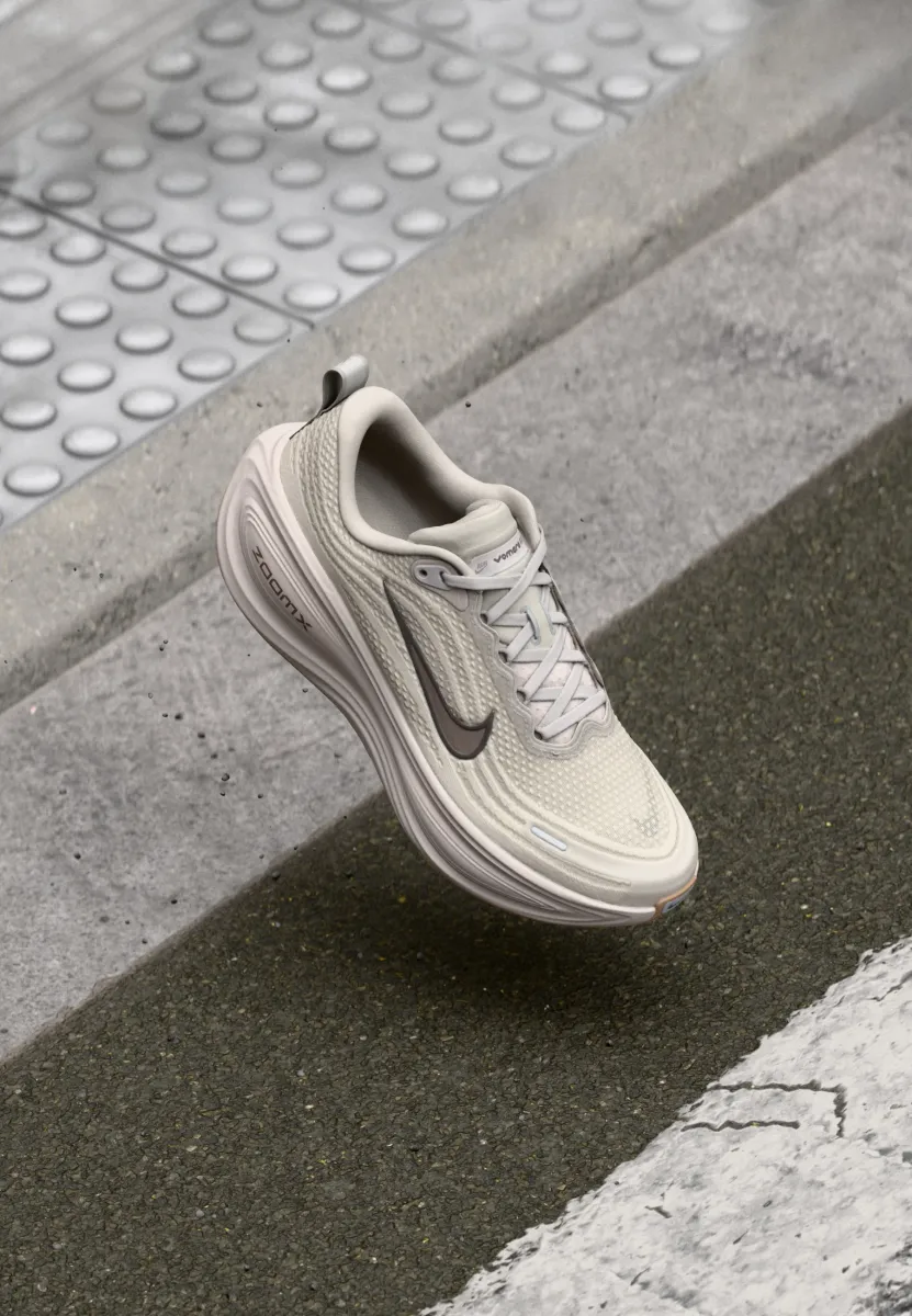 VOMERO PLUS - Laufschuh Straße - college grey/med ash/light iron ore/med brown