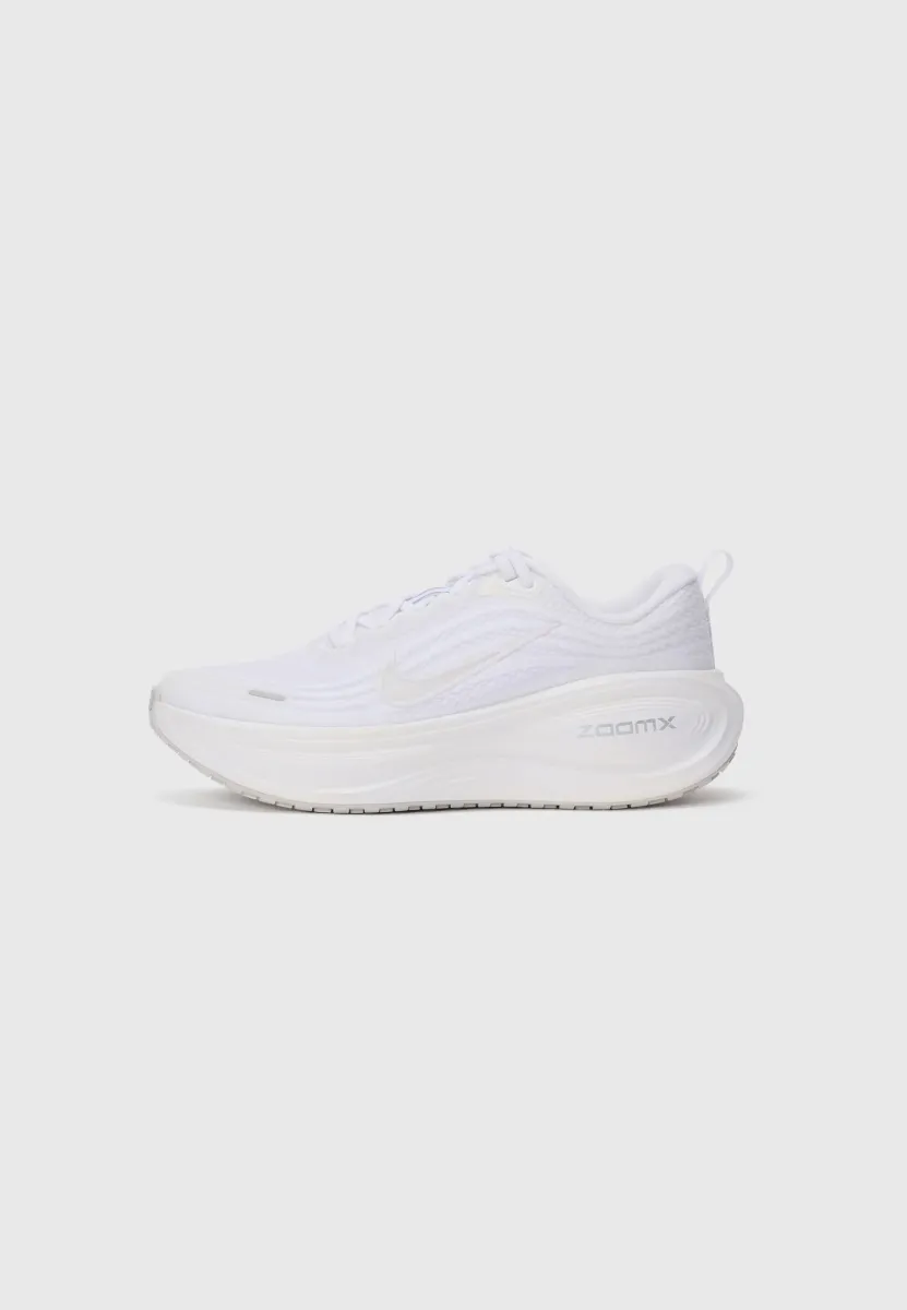 VOMERO PLUS - Laufschuh Straße - white/photon dust/metallic silver-coloured