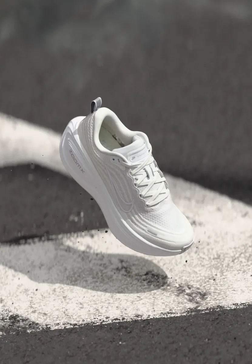 VOMERO PLUS - Laufschuh Straße - white/summit white/photon dust/metallic silver