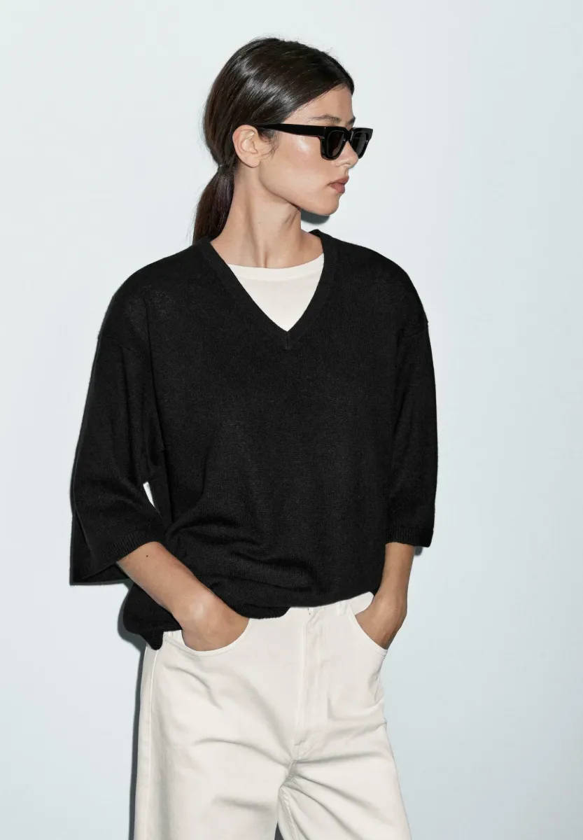WIDE V-NECK - Strickpullover - black