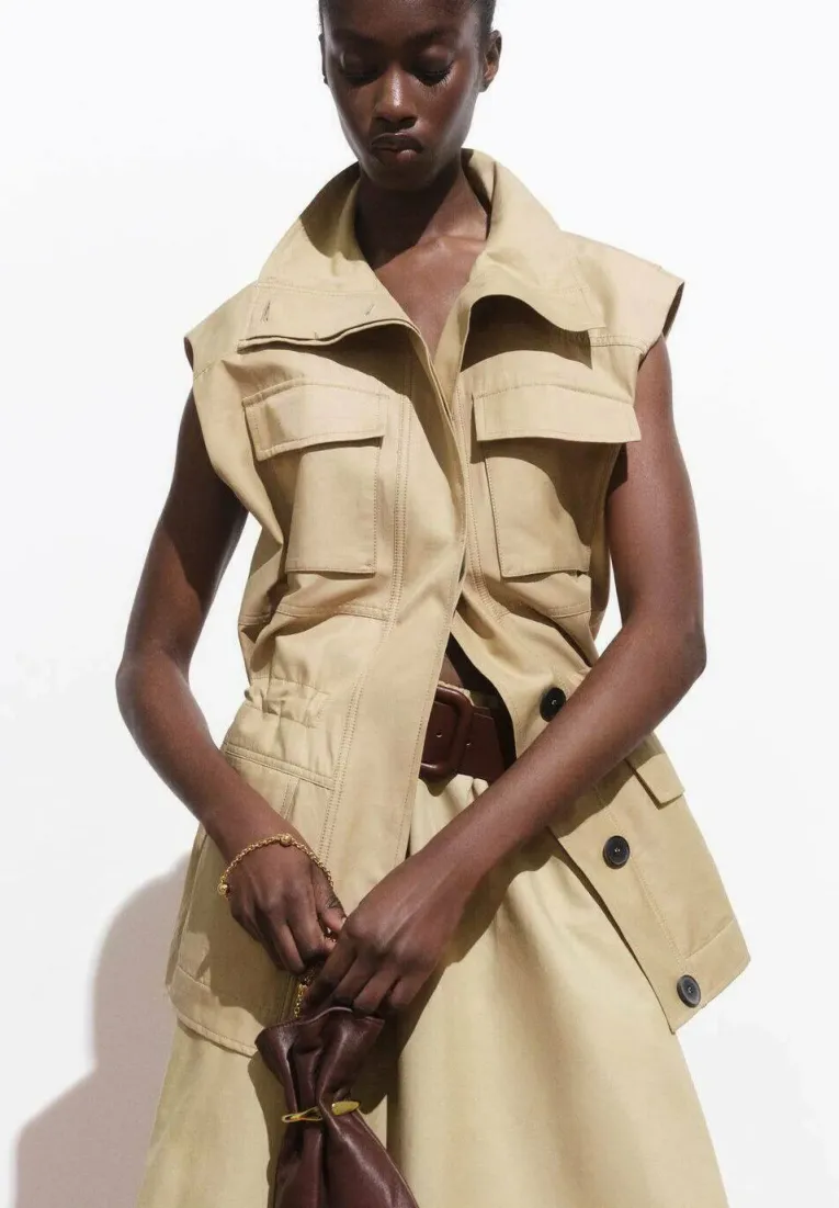 WITH CARGO POCKETS - Weste - beige