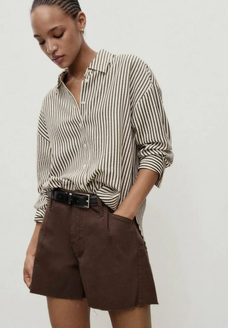 WITH FRAYED HEM AND PLEATS - Jeans Shorts - brown