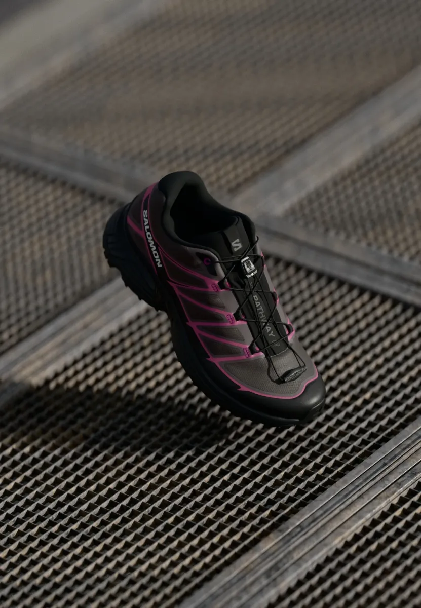 XT-PATHWAY 2 IRIDESCENT UNISEX - Sneaker low - black/hollyhock/plum perfect