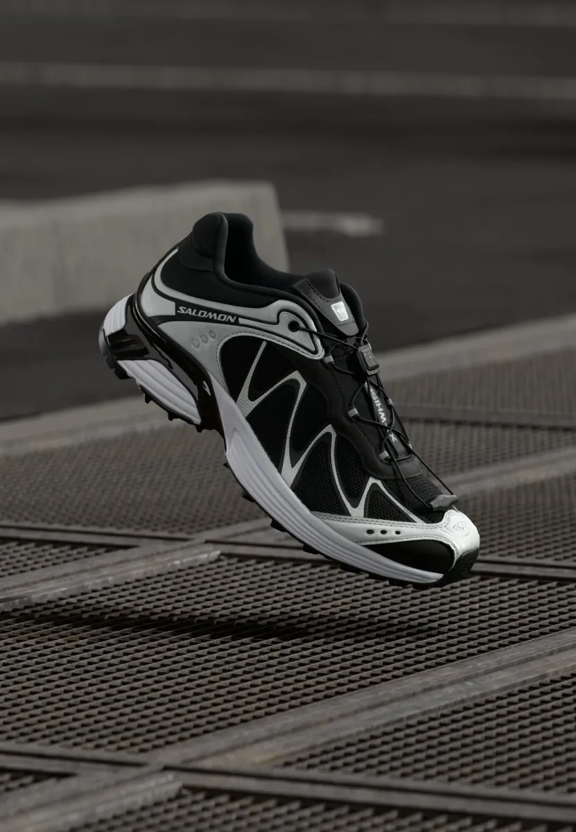 XT WHISPER UNISEX - Sneaker low - black/footwear silver-coloured/white