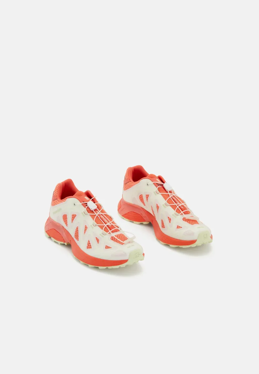 XT-WHISPER VOID AMA LOU UNISEX - Sneaker low - vanilla ice/fusion coral/emberglow