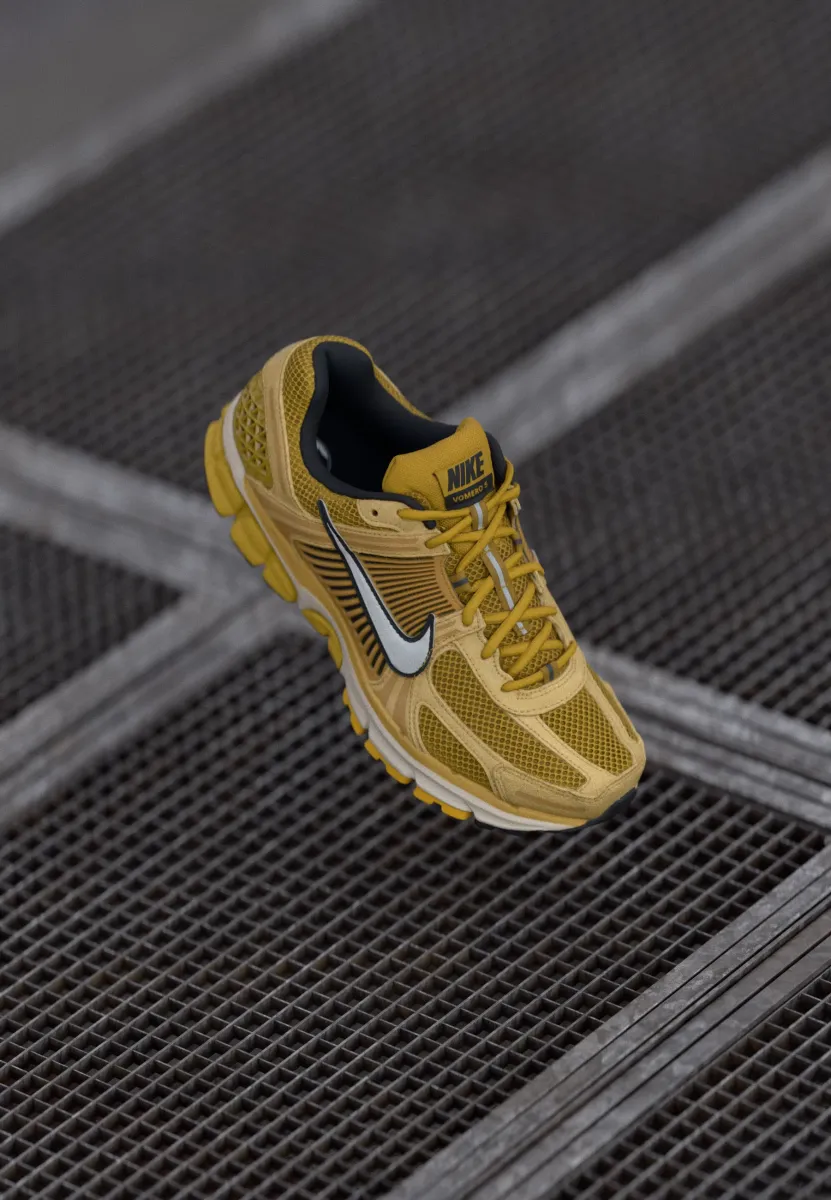 ZOOM VOMERO 5 - Sneaker low - ochre/metallic silver/flat gold/light orewood brown/black