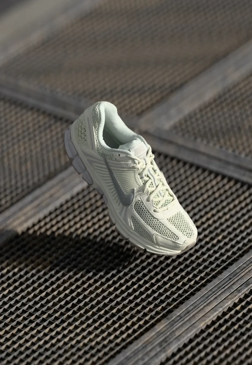 ZOOM VOMERO 5 - Sneaker low - sail/metallic silver-coloured/vast grey