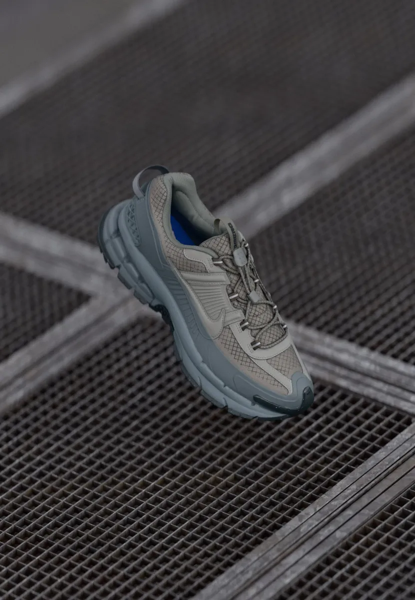 ZOOM VOMERO ROAM - Sneaker low - metallic pewter/cool grey/anthracite/racer blue/white