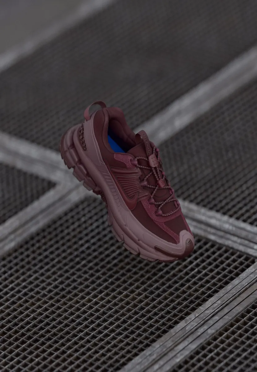 ZOOM VOMERO ROAM - Sneaker low - tattoo/burgundy crush/dark team red/racer blue/white